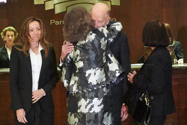 L'ex-reine Sofia réconforte l'ex-roi Siméon II, après le décès du prince Kardam de Bulgarie, le 7 avril 2015