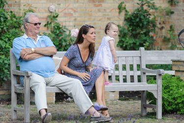 La princesse Athena du Danemark avec son grand-père et sa mère en juillet 2013