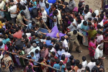 La procession religieuse vire au drame en Inde