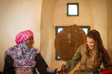 La reine Rania de Jordanie à Tabaqet Fahel, le 30 mars 2015