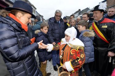 Le prince Laurent de Belgique et la princesse Claire avec leurs enfants à Binche, le 9 février 2016