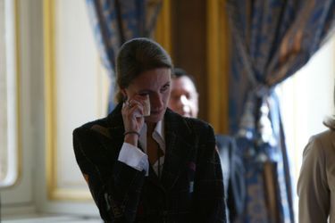 Marie-Laure de Villepin essuie une larme, lors de la passation de pouvoir