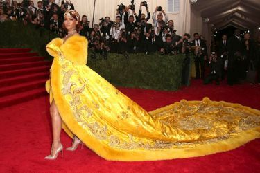 Rihanna, la souveraine en manteau de sacre