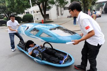Un étudiant à bord de son véhicule sans essence à Changsha