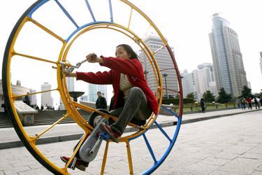 Une femme sur son unicycle à Shanghai