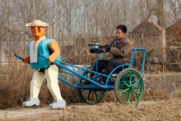 Wu Yulu dans son rickshaw tiré par son robot
