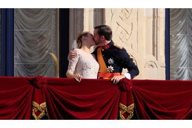Guillaume, le grand-duc héritier de Luxembourg, et Stéphanie, comtesse de Lannoy, se sont mariés en la Cathédrale Notre-Dame de Luxembourg ce samedi. Le couple est ensuite apparu au balcon du Palais grand-ducal, où il a échangé un baiser, pour le plus grand bonheur du public venu les féliciter.