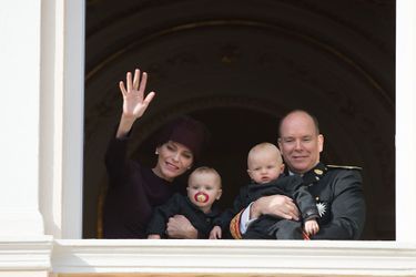 La princesse Charlène et le prince Albert II de Monaco avec le prince Jacques et la princesse Gabriella à Monaco, le 19 novembre 2015