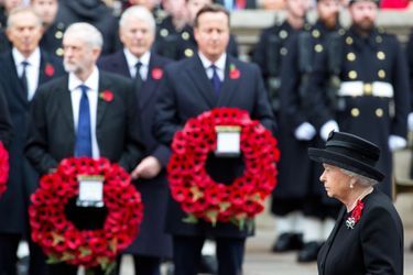 La reine Elizabeth II, avec David Cameron, au Cénotaphe à Londres, le 8 novembre 2015