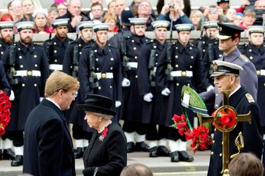 La reine Elizabeth II,  le roi Willem-Alexander des Pays-Bas et le prince Philip au Cénotaphe à Londres, le 8 novembre 2015