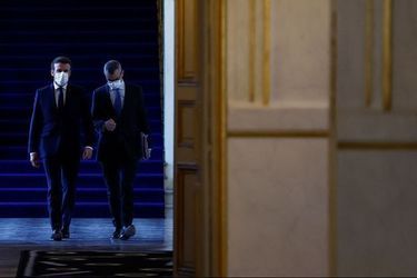 Emmanuel Macron et Alexis Kohler avant le conseil de défense du 25 février 2022.