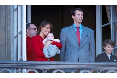 Née le 24 janvier dernier, la fille de Marie de Danemark et du prince Joachim a fait sa première apparition au balcon du palais Christian IX d'Amalienborg, à Copenhague. La petite princesse a été présentée lundi au peuple danois, à l’occasion du 72e anniversaire de la reine Margrethe II. Le prénom de la fillette sera dévoilé le 20 mai prochain lors de son baptême.