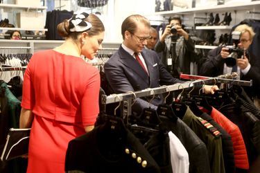 La princesse Victoria de Suède et le prince Daniel chez H &amp; M à Lima, le 19 octobre 2015
