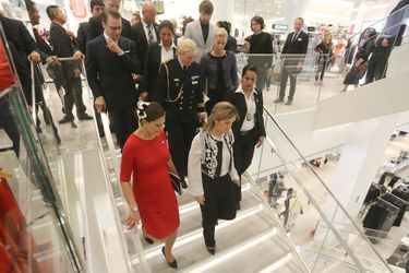 La princesse Victoria de Suède et le prince Daniel chez H &amp; M à Lima, le 19 octobre 2015