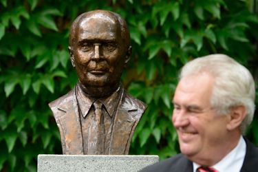Un buste à l'effigie de François Mitterrand - A Prague