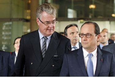 Jean-Paul Delevoye, président du Conseil économique, social et environnemental - ici en compagnie de Frabçois Hollande, a été élevé au rang d'officier.