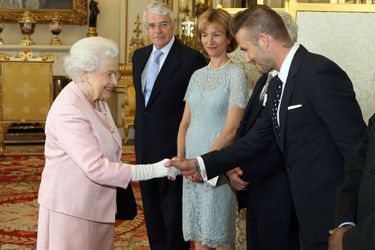 La reine Elizabeth II avec David Beckham à Buckingham Palace, le 22 juin 2015