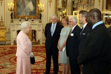 La reine Elizabeth II avec John Major, David Beckham et Steve McQueen à Buckingham Palace, le 22 juin 2015