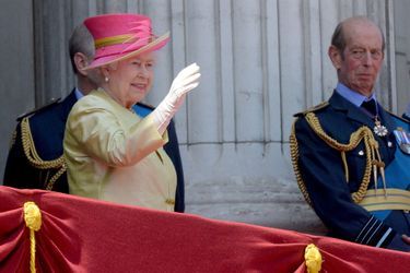 La reine Elizabeth II et le duc Edward de Kent au balcon de Buckingham Palace à Londres, le 10 juillet 2015