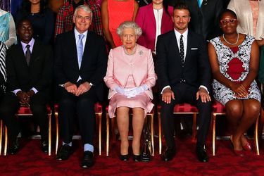 La reine Elizabeth II pose entre John Major et David Beckham à Buckingham Palace, le 22 juin 2015