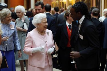 La reine Elizabeth II reçoit des talents émergeants du monde des affaires à Buckingham Palace, le 22 juin 2015