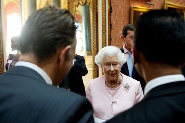 La reine Elizabeth II reçoit des talents émergeants du monde des affaires à Buckingham Palace, le 22 juin 2015