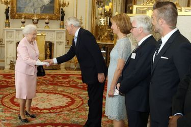 La reine Elizabeth II salue son ancien Premier ministre John Major à Buckingham Palace, le 22 juin 2015