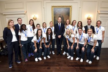 Le prince William avec les footballeuses de l&#039;équipe d&#039;Angleterre à Londres, le 9 juillet 2015