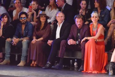 Lenny Kravitz, Salma Hayek, François-Henri Pinault, Johnny et Laeticia Hallyday au défilé Saint Laurent à Paris