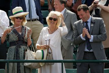 Camilla avec sa soeur Annabel Elliot et Philip Brook à Wimbledon, le 2 juillet 2015