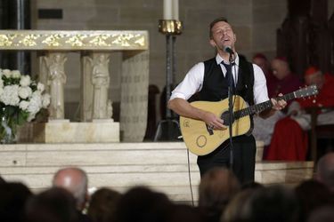 Chris Martin chante &quot;Till Kingdom Comes&quot; lors des funérailles de Beau Biden