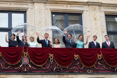 La famille grand-ducale au balcon du Palais à Luxembourg, le 22 juin 2015