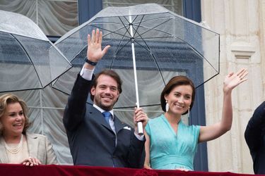 La grande-duchesse Maria-Teresa, le prince Félix et la princesse Claire au balcon du Palais à Luxembourg, le 22 juin 2015