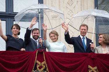 La princesse Alexandra, le couple héritier et le couple grand-ducal au balcon du Palais à Luxembourg, le 22 juin 2015