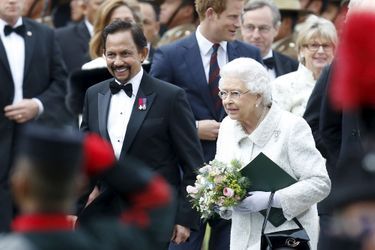La reine Elizabeth II avec le prince Harry et le sultan de Brunei à Londres, le 9 juin 2015