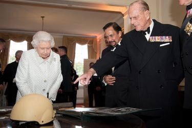 La reine Elizabeth II avec le prince Philip et le sultan de Brunei à Londres, le 9 juin 2015
