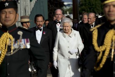 La reine Elizabeth II avec le prince Philip et le sultan de Brunei à Londres, le 9 juin 2015