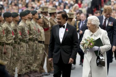 La reine Elizabeth II avec le sultan de Brunei et le prince Harry à Londres, le 9 juin 2015