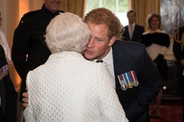 La reine Elizabeth II et le prince Harry à Londres, le 9 juin 2015