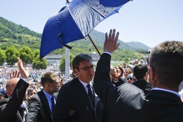 Le Premier ministre serbe Aleksandar Vucic évacué sous les jets de pierre à Srebrenica