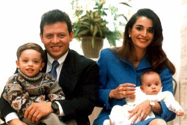 Le prince Hussein avec ses parents et sa soeur Iman (photo non datée)