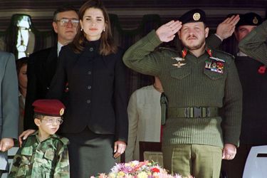Le prince Hussein avec ses parents, le 14 novembre 1999