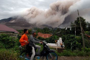 Dans les cendres du mont Sinabung