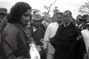 Traqué par les Chinois, le 14e DALAI-LAMA (23 ans) a fui le Tibet et trouvé refuge en Inde : 18 avril 1959 : son arrivée à la frontière de l&#039;Assam, après avoir traversé la région des territoires de la North East Frontier Agency (NEFA) qui sépare l&#039;Inde du Tibet et de la Chine. Avant de rejoindre la ville de Tezpur où lui et ses partisans sont attendus par la presse internationale, le Dalai Lama, descendu de voiture pour faire quelques pas, remercie pour son accueil Mme Prabha PUNJ, l&#039;épouse de l&#039;officier commandant le régiment de l&#039;Assam Rifles chargé de l&#039;escorter depuis la frontière.