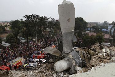 Crash sur une zone habitée: au moins 116 morts - Indonésie