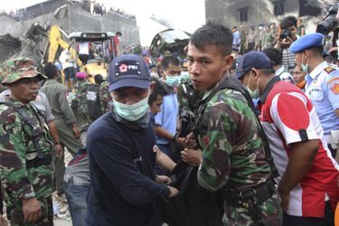 Crash sur une zone habitée: au moins 116 morts - Indonésie