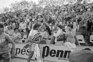 Juin 1977, le joueur roumain Ilie Nastase quitte le court