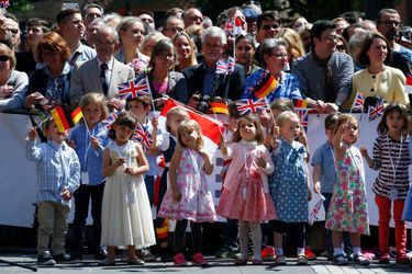 La reine Elizabeth II a été acclamée par des milliers de personnes à Francfort-sur-le-Main, le 25 juin 2015
