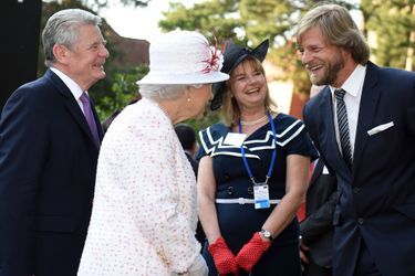 La reine Elizabeth II avec l'acteur allemand Henning Baum à l'ambassade de Grande-Bretagne à Berlin, le 25 juin 2015