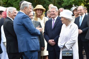 La reine Elizabeth II et le président allemand Joachim Gauck à l'ambassade de Grande-Bretagne à Berlin, le 25 juin 2015